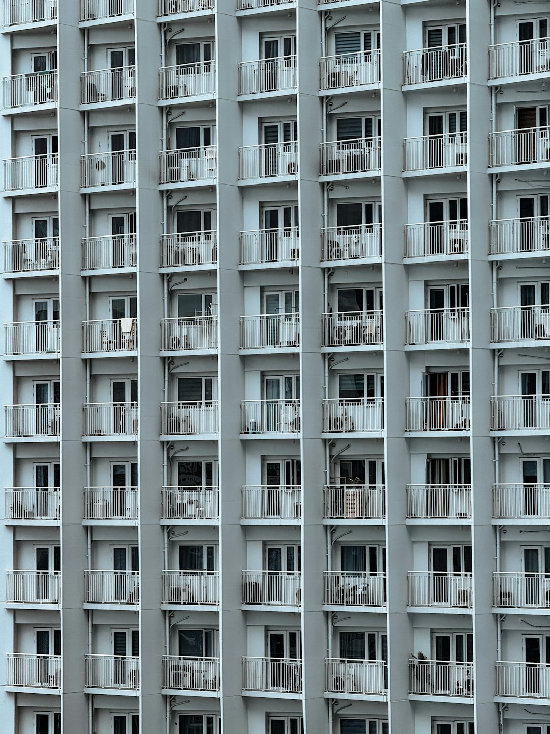 Facciata di un moderno condominio con balconi e finestre ripetuti.